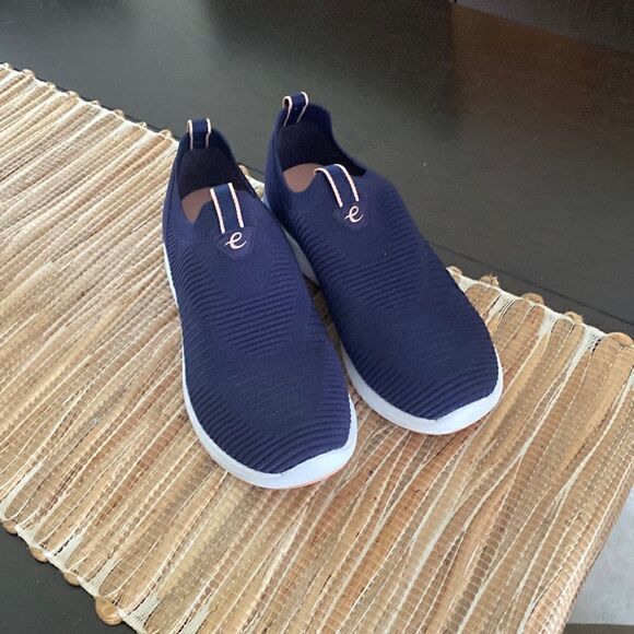 NWOT Easy spirit navy sneakers size 9.5 pull on sneakers - Picture 1 of 3